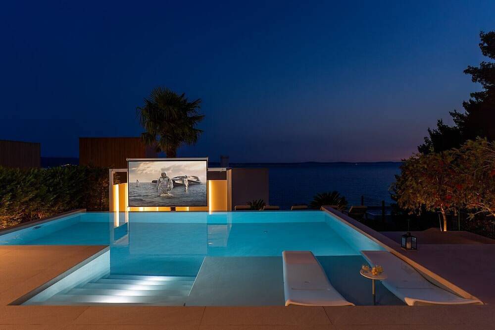 Neu! Villa Aba mit Meerblick,38 m2 großem beheiztem Infinity-Pool, 4 Schlafzimmern, Medienraum, 150 m vom Meer entfernt in Podstrana, Split-Dalmatien
