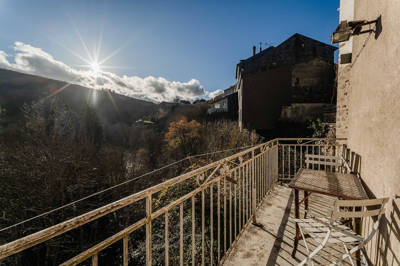 Ganze Wohnung, Appartement im Zentrum von La Salvetat-sur-Agout mit Balkon und Bergblick in La Salvetat-sur-Agout, Béziers und Umgebung