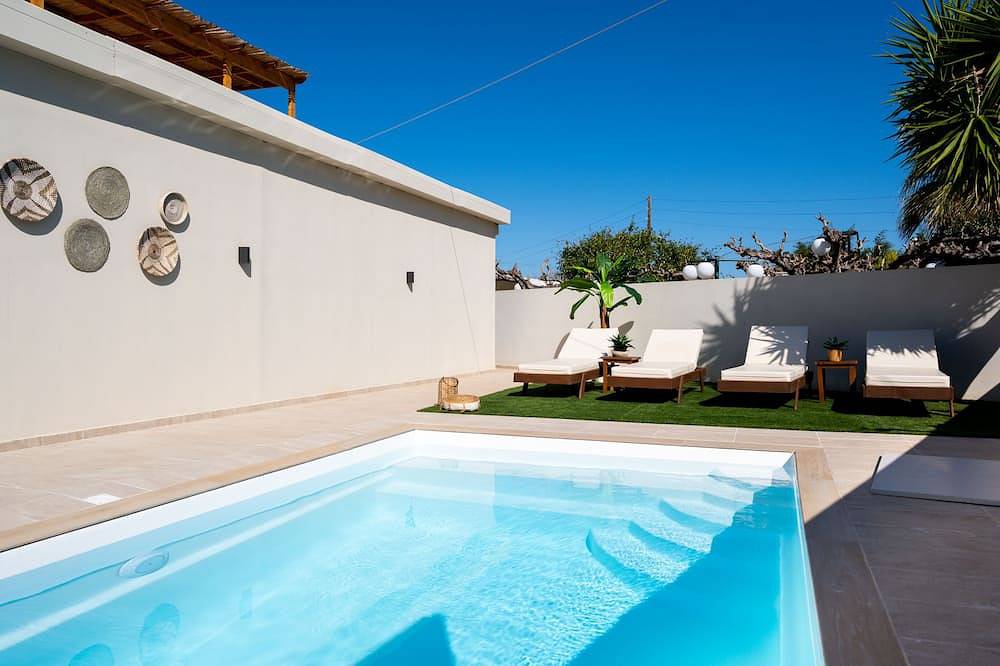 Elegant Villa in Malia with private pool, just 2 minutes from the beach! in Malia, Iraklio-Heraklion und Umgebung
