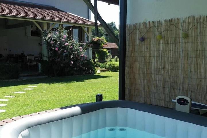 Gîte pour 4 personnes, avec terrasse ainsi que jacuzzi et jardin, animaux acceptés à Bourriot-Bergonce