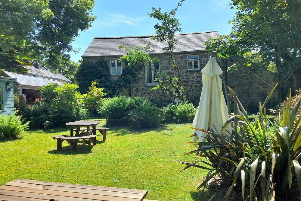 Stylish B & B studio with parking 3 miles from St Ives in Cornwall