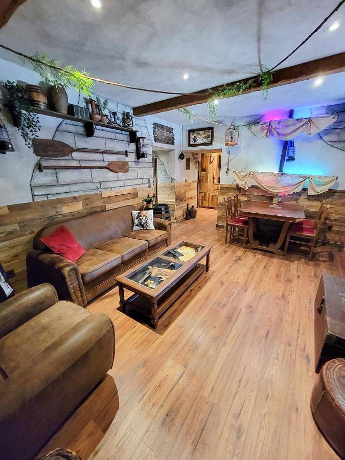 Appartement entier, Le Repaire des Pirates Séjour Insolite - 10 min de Colmar in Sainte-Croix-en-Plaine, Région de Colmar