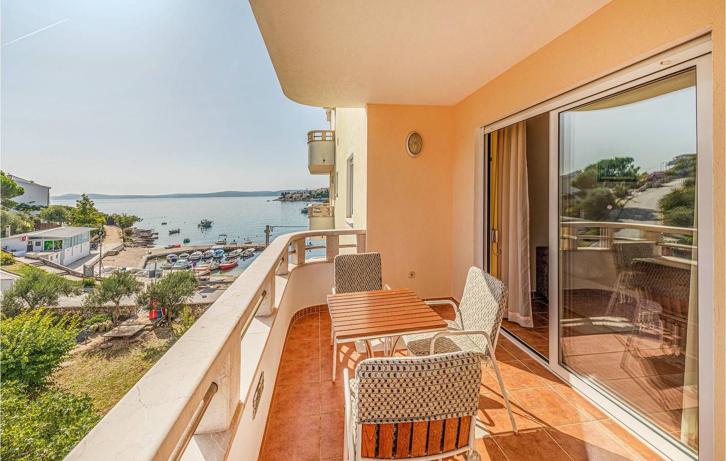 Geheel vakantieappartement, Toevluchtsoord aan zee: gezellig appartement met terras en wifi, op 600 meter van het strand van Uvala Bočići in Okrug Gornji, Čiovo