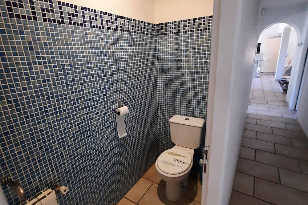Villa de 250 m2 en 4000 m2 de bosque de pinos Spa 6 lugares, piscina in Cadolive, Marsella region
