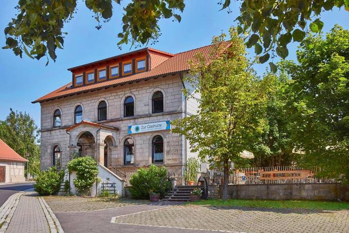 Ferienhaus für 4 Personen, mit Ausblick und Seeblick sowie Garten, mit Haustier in Fränkisches Weinland
