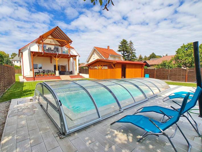 Ferienhaus für 9 Personen, mit Balkon und Terrasse sowie Garten und Pool