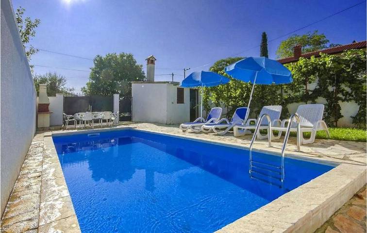 Ferienhaus für 6 Personen, mit Balkon und Terrasse sowie Garten und Pool in Zbandaj