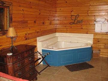 Log Cabin for 2 People in Sevier County, Photo 3