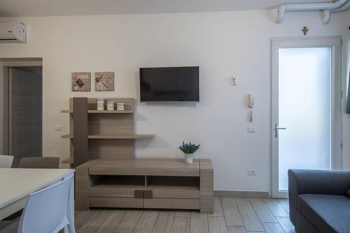 Appartamento intero, Appartamento Ortensia - Trilocale Economy con piscina condivisa, Wi-Fi e aria condizionata in Colombare, Sirmione