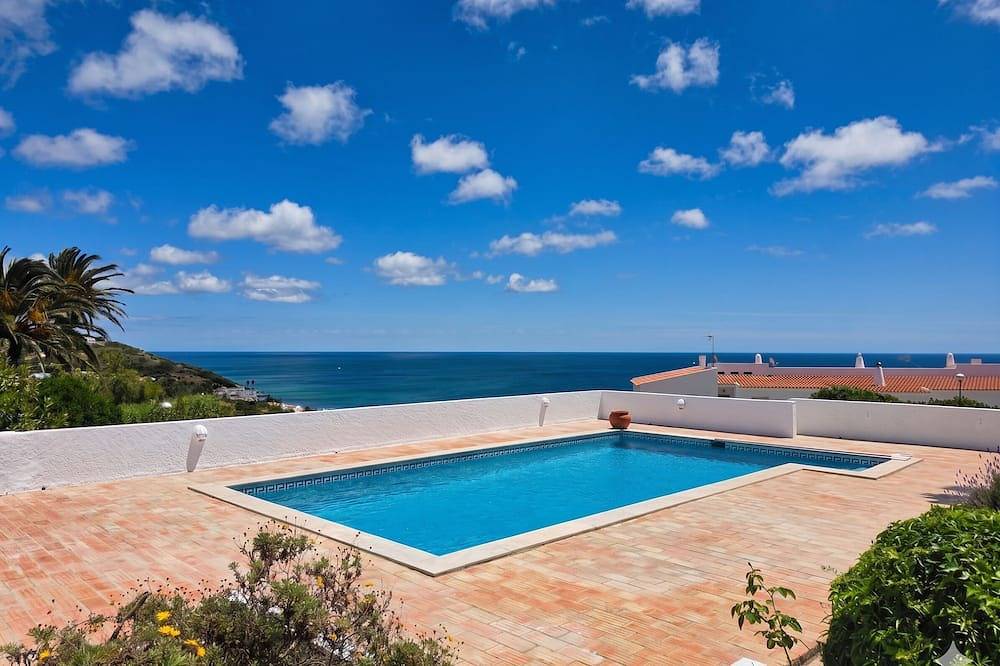 Villa dame de Salema with magnificent ocean view and heated pool in Salema, Naturpark Südwest-Alentejo und Costa Vicentina