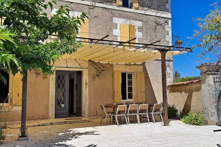 Location de vacances pour 16 personnes, avec terrasse ainsi que jardin et jacuzzi à Échallat