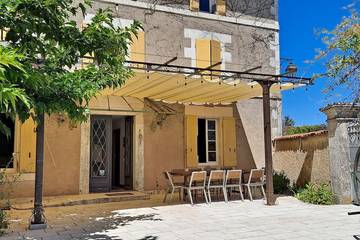 Gîte pour 16 personnes, avec jardin ainsi que jacuzzi et terrasse à Échallat