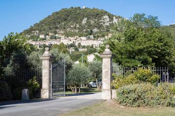 Hôtel pour 2 personnes, avec piscine ainsi que vue et jardin, animaux acceptés à Séguret