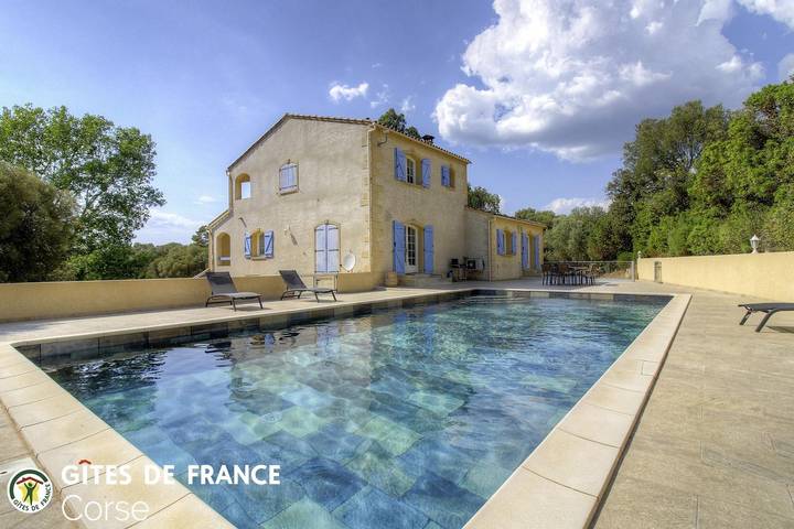 Gîte pour 8 personnes, avec Terrasse ainsi que Jardin et Piscine à Sartène