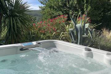 Gîte pour 4 personnes, avec jacuzzi et jardin à Cuges-les-Pins