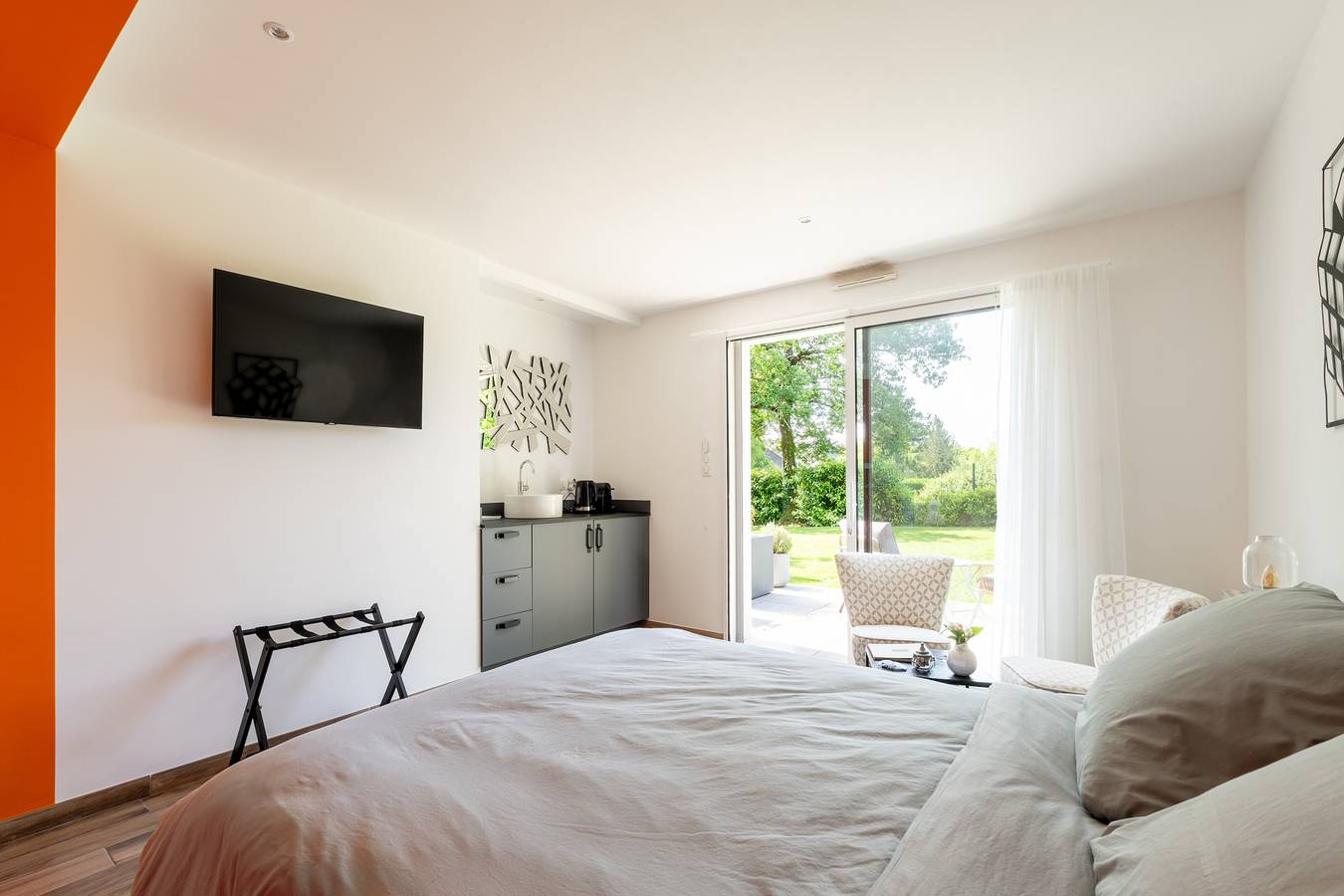 Bed and Breakfast 'Kerwall - Chambre Double' with Shared Pool, Private Terrace and Wi-Fi in Malville, Loire Valley