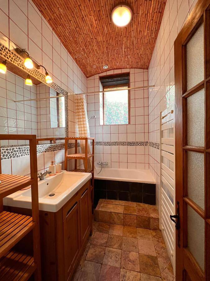 Location de vacances pour 12 personnes, avec vue sur le lac et vue ainsi que piscine et jardin, adapté aux familles à La Chapelle-Aubareil - 3