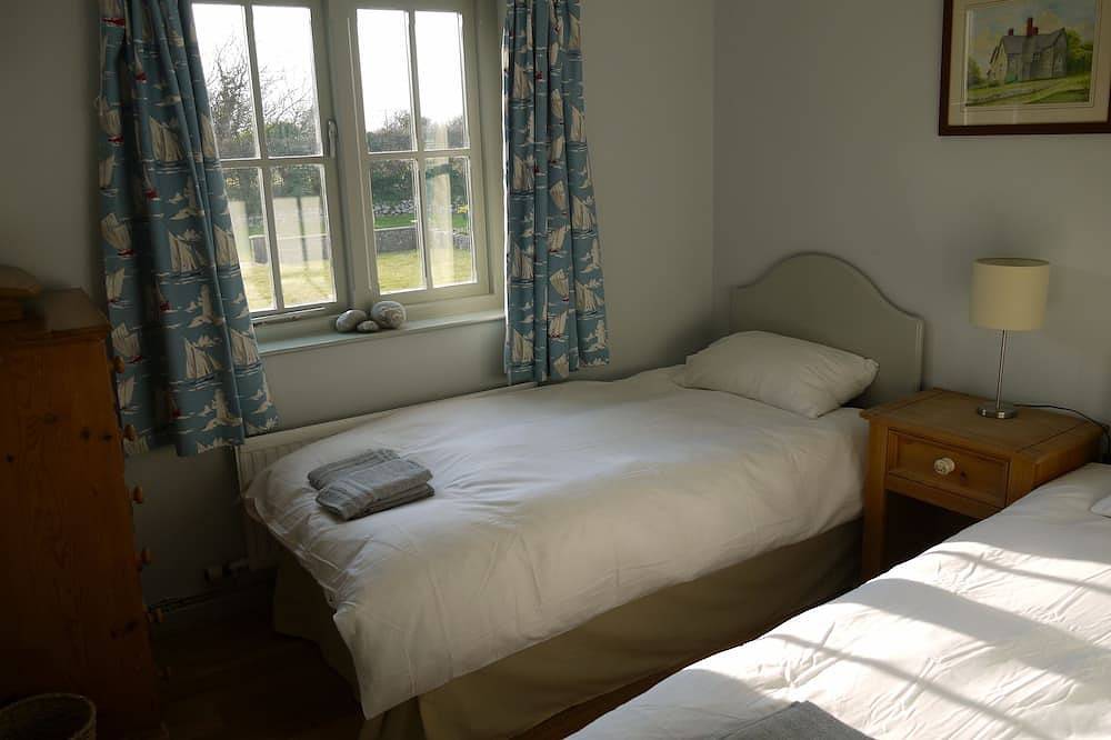 Large seaside cottage with spacious garden, in a quiet area close to beach. in Manorbier, Pembrokeshire
