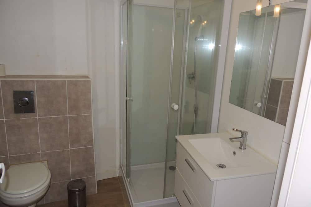 Entire apartment, Studio in Rustrel Fully equipped, self-contained living room. in Rustrel, Parc naturel régional du Luberon