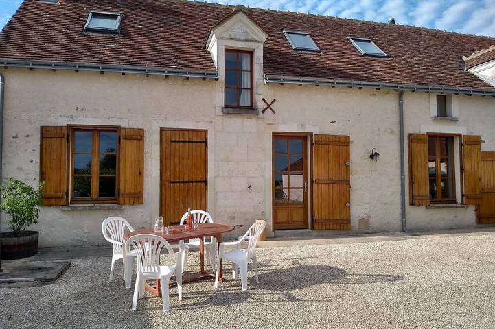 Gîte pour 6 personnes, avec jardin à Charnizay