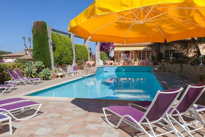 Hôtel pour 2 personnes, avec jardin ainsi que piscine et vue, adapté aux familles dans Port des Oursinières