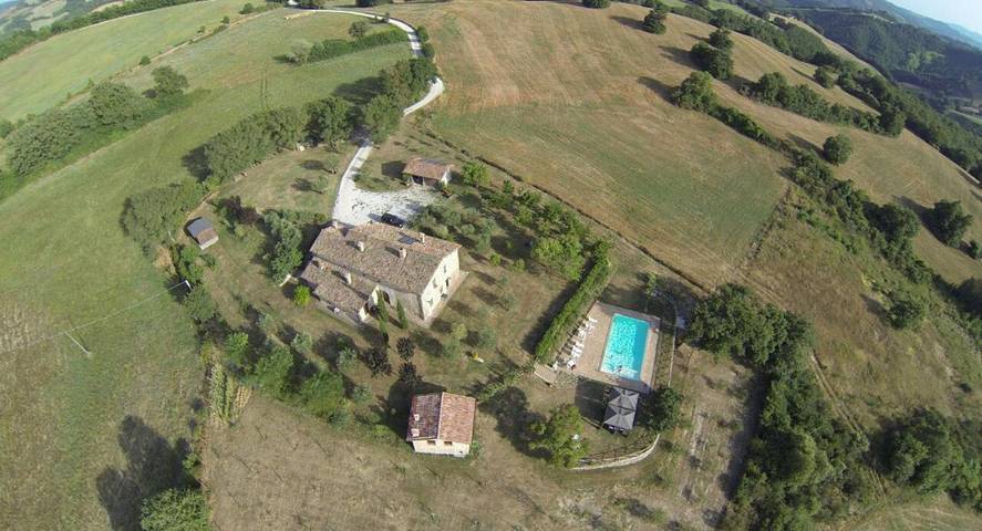 Alloggio in famiglia per 3 persone, con panorama e piscina nonché giardino, con animali domestici in Gubbio