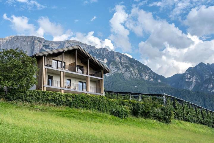 Ferienwohnung für 4 Personen, mit Balkon und Terrasse sowie Garten und Ausblick in Völs am Schlern