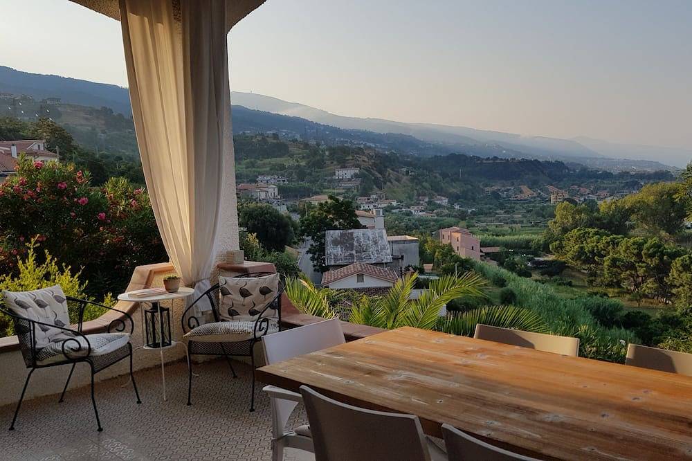 Appartamento intero, Villa Anna - Appartamento con splendida vista mare a pochi minuti dalla spiaggia in Marina di Fuscaldo, Fuscaldo