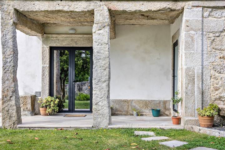 Entire studio, Casa do Mestre: Studio with Detached Suite, Mountain View, Garden & Wi-Fi in Vila de Punhe, Viana do Castelo District