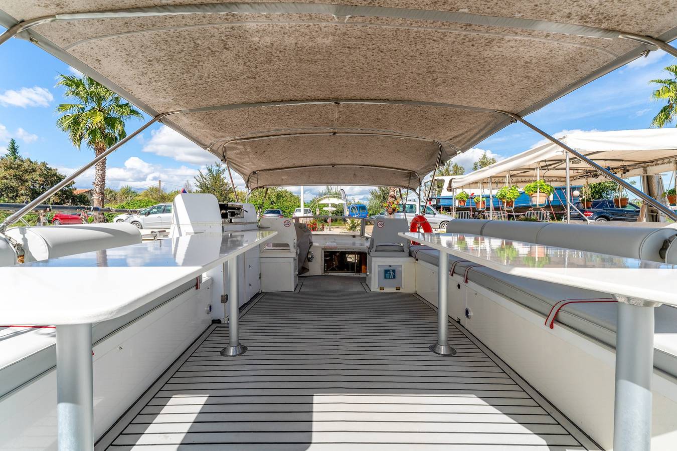 Bateau 'Pénichette Odyssey Croisières' avec vue sur le lac, terrasse privée et climatisation in Bellegarde, Région de Nîmes