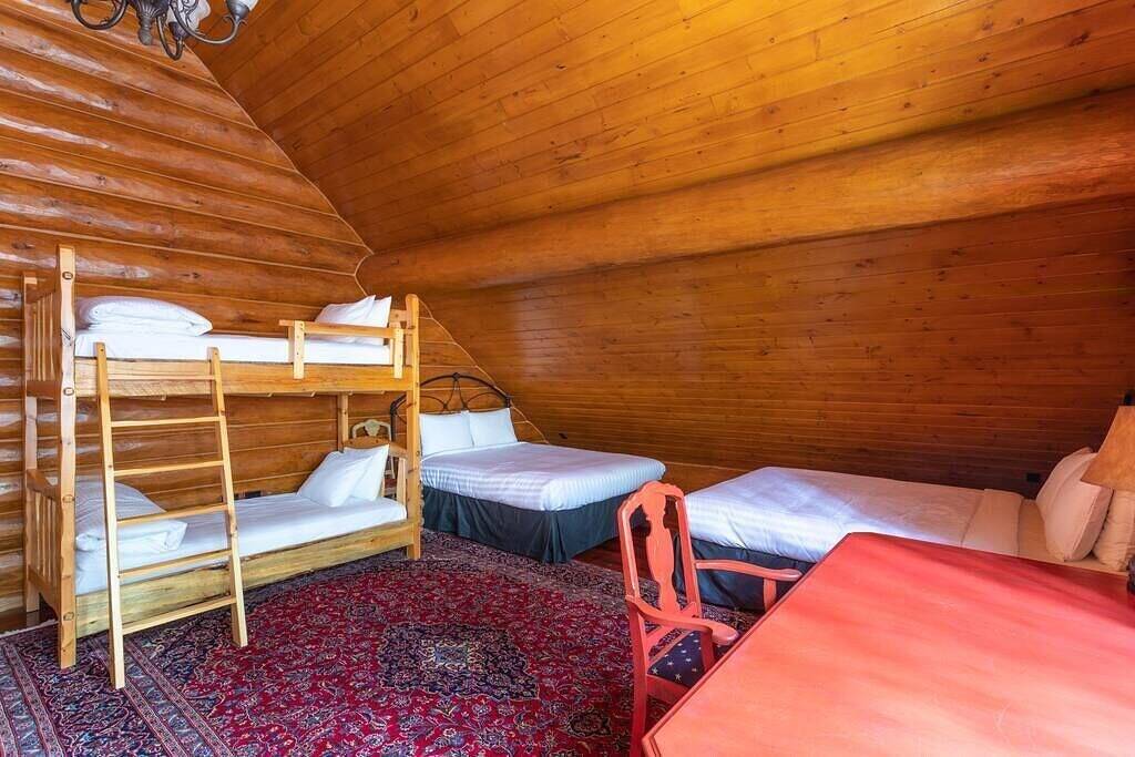 Exclusive very private cabin on the golf course! in Panorama