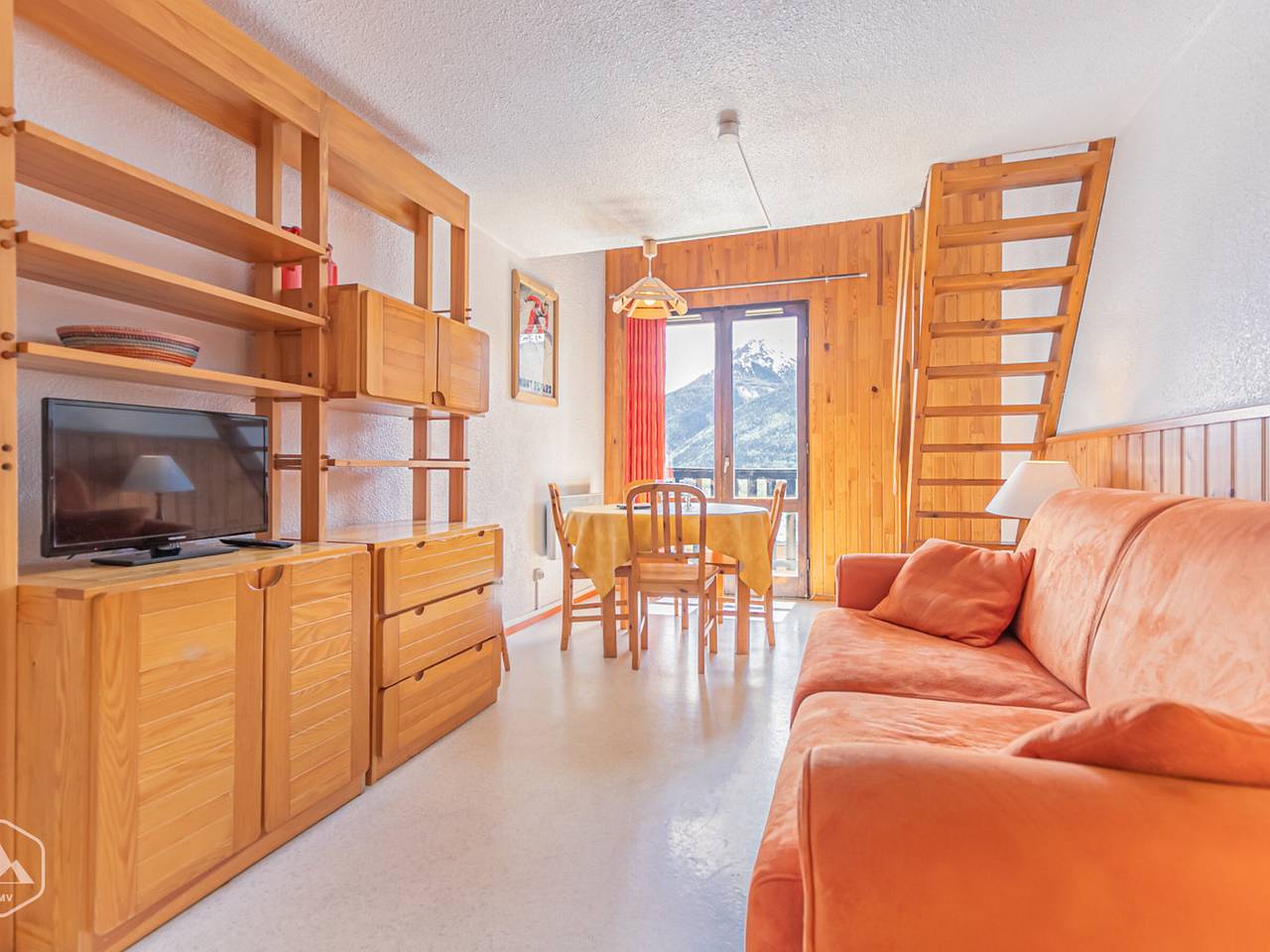 Entire studio, Vintage-chic apartment near slopes with parking and view in Aussois, Saint-Jean-de-Maurienne region