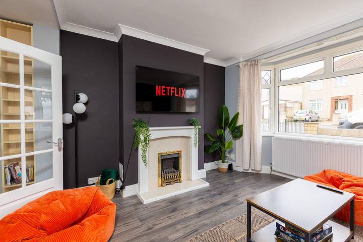 Perfect Booking | 3 Bed Home with Free Parking in Bristol, South West England