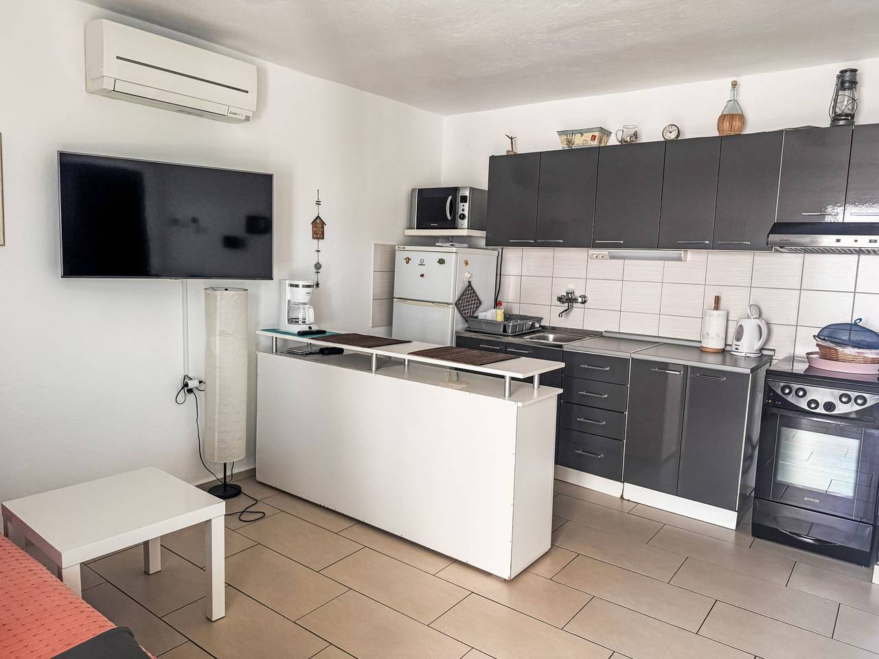 Mit überdachter Terrasse und Meerblick in Pakoštane, Zadar