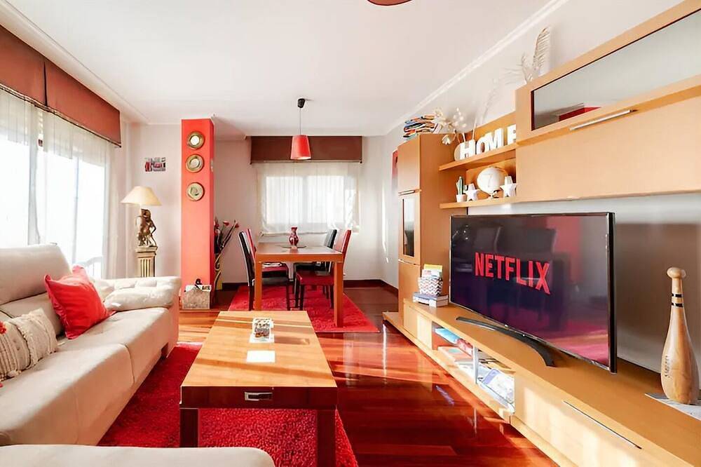 Apartamento entero, ✰ Confort y diseño en el centro de Ponteareas ✰ Amplio garaje / Wifi / Netflix in Puenteareas, Provincia de Pontevedra