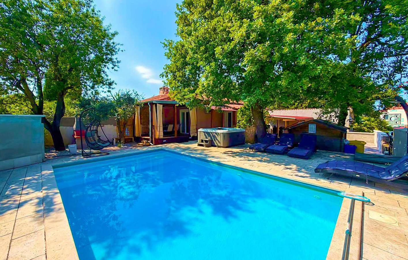 Geräumige 2-Zimmer-Wohnung mit Terrasse, WLAN und 2 km zum Strand in Vinkuran, Südküste Istrien