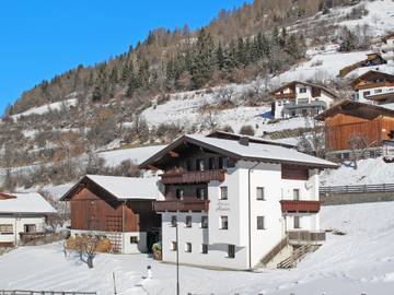 Ferienwohnung für 4 Personen, mit Balkon und Sauna sowie Garten in Tiroler Oberland