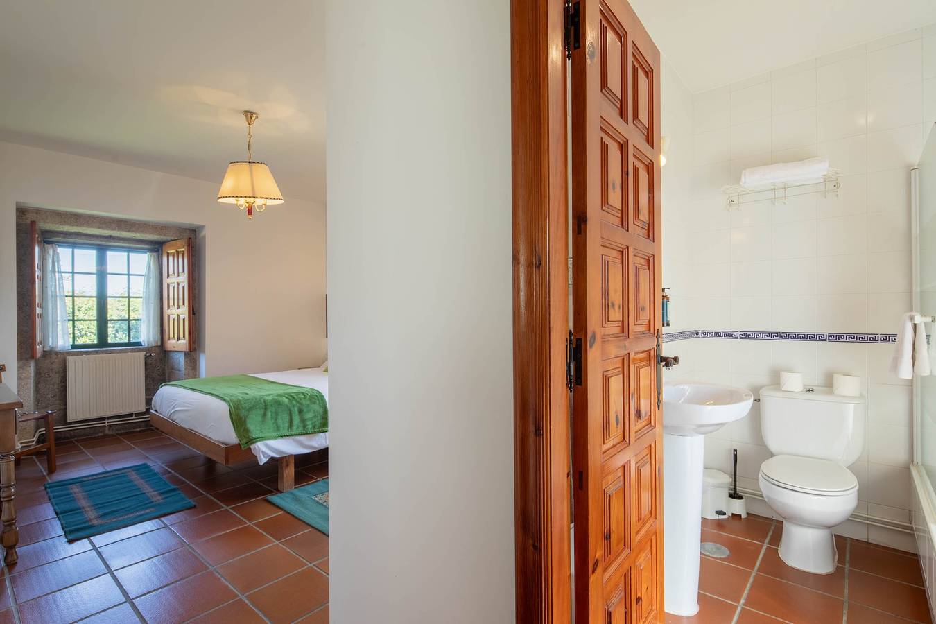 Bed and Breakfast 'Habitación Triple 2' with Mountain View, Shared Pool and Wi-Fi in Tui, Pontevedra Province