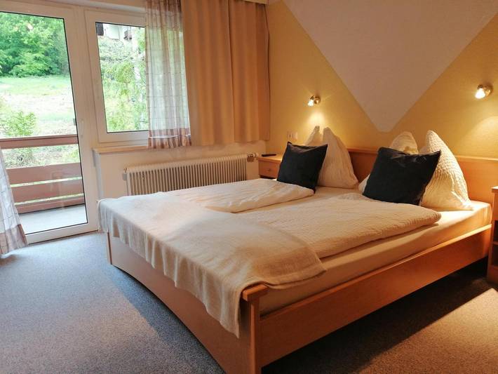 Doppelzimmer mit Balkon und Grünblick in Karawanken und Bachergebirge, Finkenstein am Faaker See