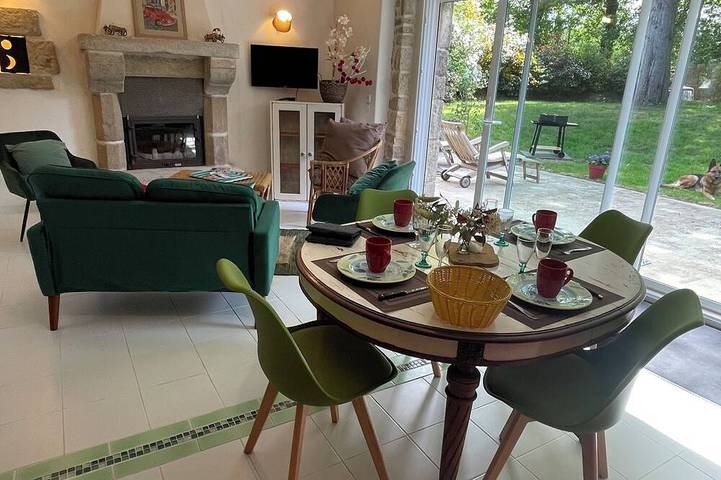 Location de vacances pour 4 personnes, avec terrasse et jardin à Trébédan
