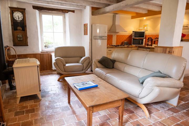 Gîte pour 5 personnes, avec jardin ainsi que piscine et terrasse dans 
