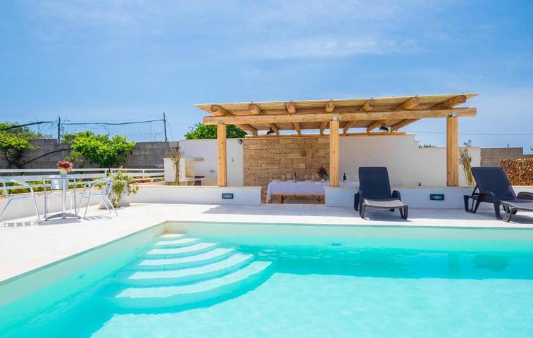 Gîte pour 14 personnes, avec Terrasse ainsi que Jardin et Piscine à Specchia