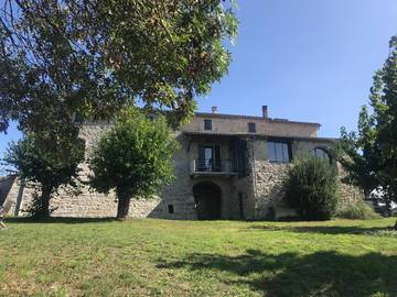 Location de vacances pour 3 personnes, avec piscine ainsi que vue et jardin à Lablachère