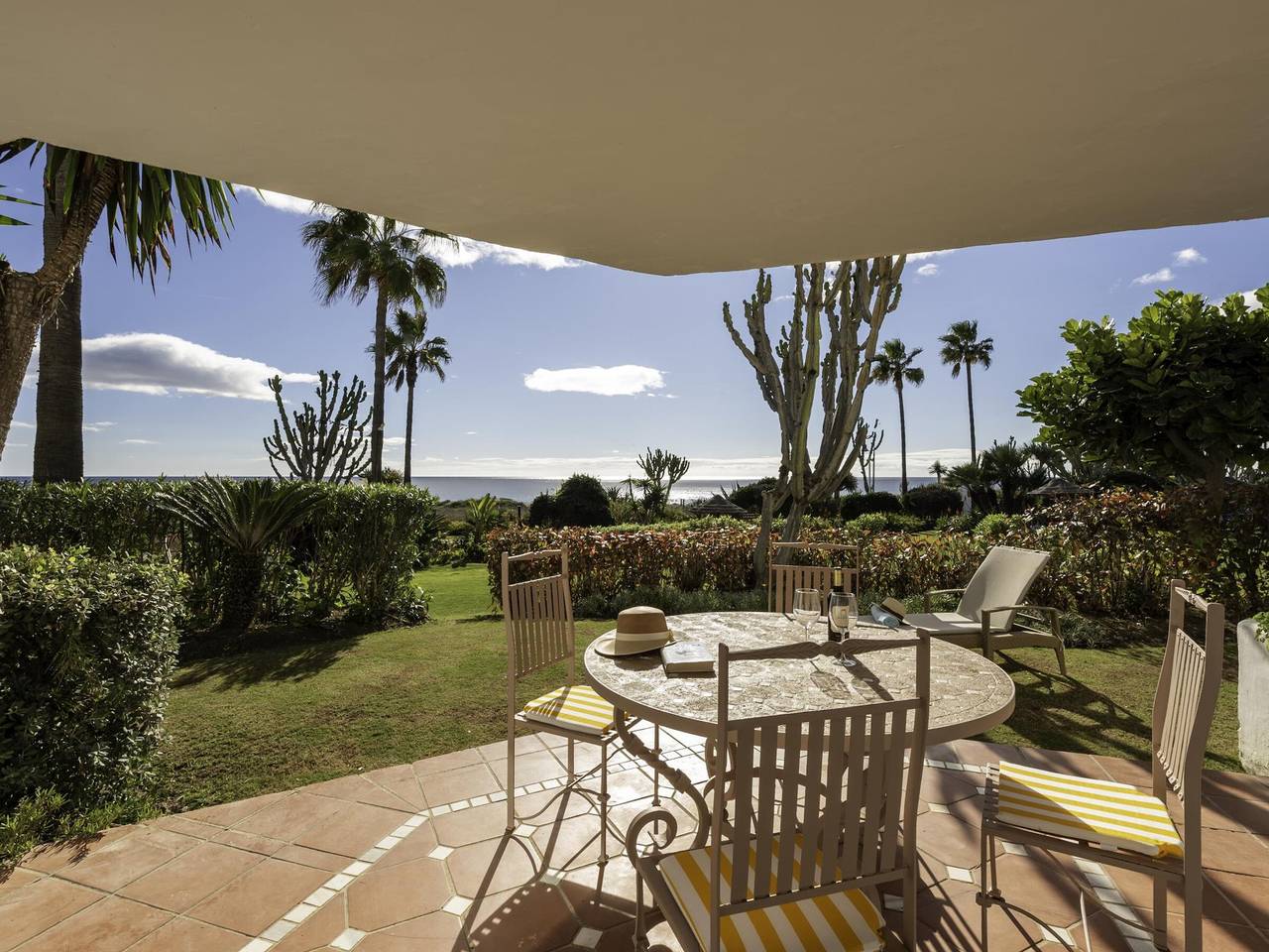 Entire apartment, Luxury beachfront apartment in Estepona in Saladillo Benamara, Estepona