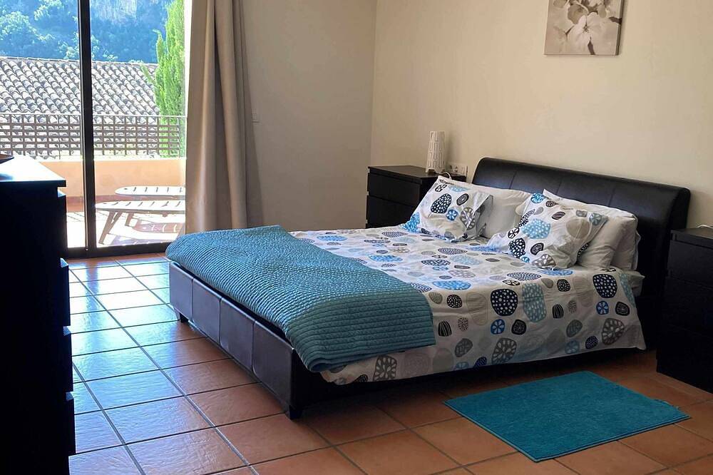 Entire apartment, El Casar Apartments, Benahavis in Val de Guadalmina, Benahavís