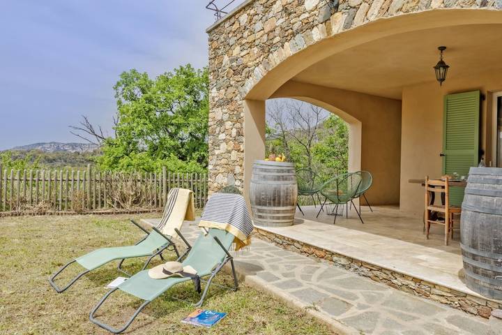 Gîte pour 4 personnes, avec terrasse et jardin, adapté aux familles à Barbaggio