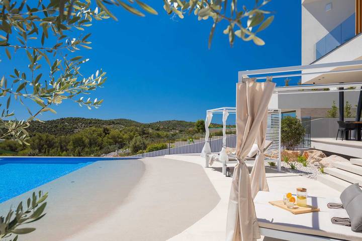 Location de vacances pour 10 personnes, avec terrasse et piscine à Tisno - 4