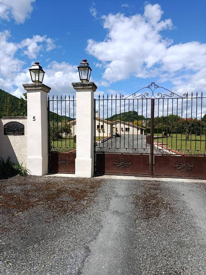 Location de vacances pour 4 personnes, avec vue ainsi que piscine et jardin, adapté aux familles dans Gourdan-Polignan - 2