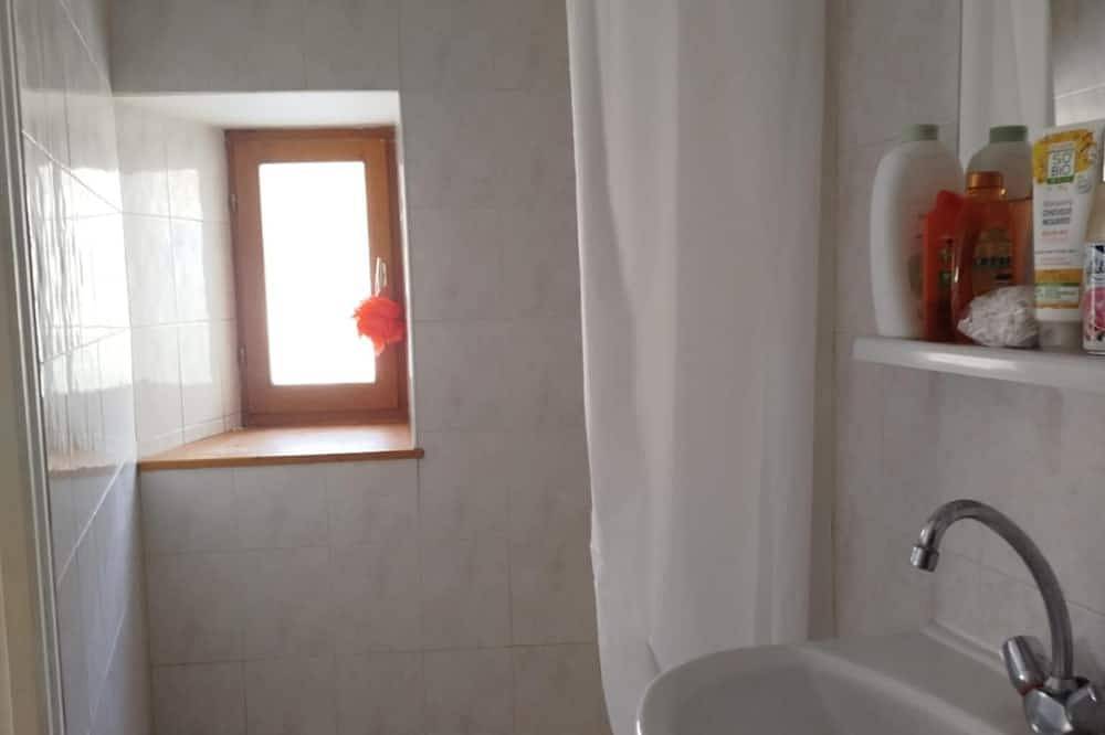 Apartamento entero, Studio in the heart of Seyne's citadel ski village and lake. in Seyne, Alpes de Alta Provenza