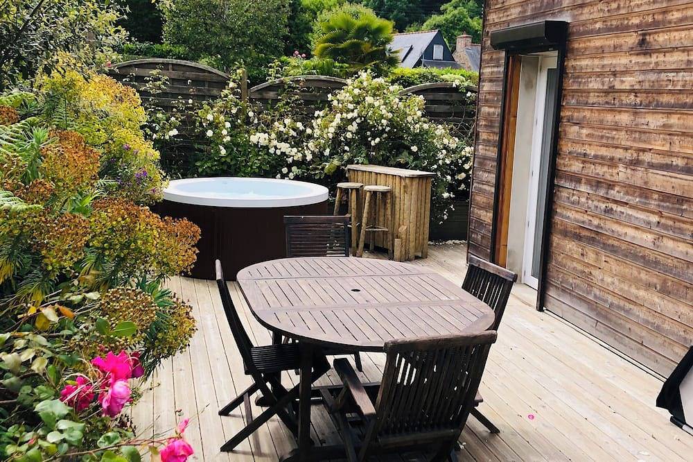 House with jacuzzi 200m from the beach pets welcome in Ploubazlanec, Côte de Goëlo